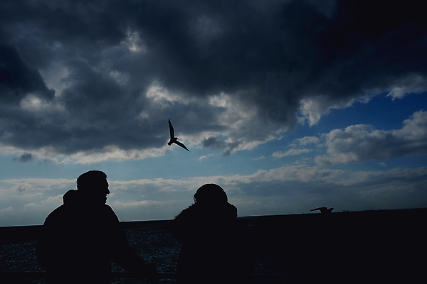 포토 JPG 해외이미지 라이프스타일 밧줄 스포츠 파도 바다 여행 교통시설 자연 갈매기 하늘 바람 날씨 휴가 사람 취미 사람없음 야외 두명 목재 물 파란색 빛 반사 어둠 고요 황혼 자유 야간 갑판 우울증 수평선 해외포토 자연요소 나무 줄 컬러 교통 컨셉 배_교통 재료 조류 생활 일몰 질병 시설 생태계 파일형식 이미지허브