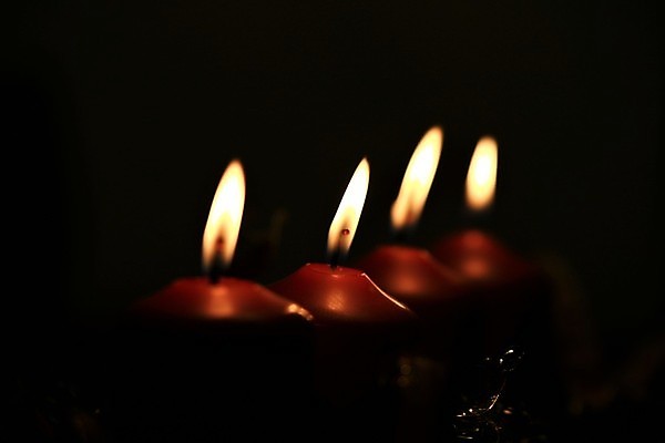 포토 JPG 해외이미지 전통 종교 크리스마스 겨울 검은배경 휴가 실내 사람없음 장식 빨간색 예수 4 닫기 일요일 연소 해외포토 계절 기념일 컬러 백그라운드 모션 내부 숫자 검은색 신_종교 요일 파일형식 이미지허브