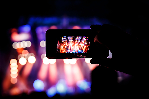 포토 JPG 해외이미지 손 실루엣 음악 들기 신체부위 빛 스마트폰 축제 콘서트 무대 보케 스포트라이트 영상촬영 해외포토 모션 문화예술 촬영기법 사람 핸드폰 스마트기기 촬영 공연 파일형식 이미지허브