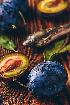 포토 JPG 해외이미지 잎 단면 실내 근접촬영 사람없음 물방울 나이프 슬라이스 서양자두 나무배경 해외포토 식물 식기 뷰포인트 백그라운드 내부 칼 파일형식 이미지허브