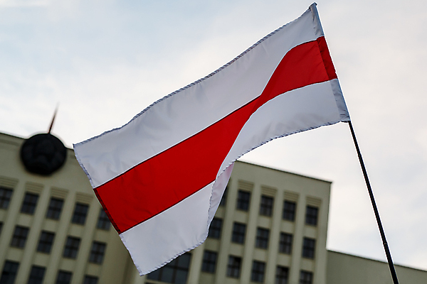 포토 JPG 해외이미지 디자인 유럽 포스터 포즈 백그라운드 컨셉 새로움 거리 미술 사람 사람없음 그래픽 빨간색 자유 흰색 깃발 역사 뉴스 경찰 보호 토론 투표 선거 민주주의 심볼 사인 혁명 대통령 독립 벨로루시 위기 전국 정부 지원 참여 항의 해외포토 직업 나라 컬러 문화예술 파일형식 이미지허브