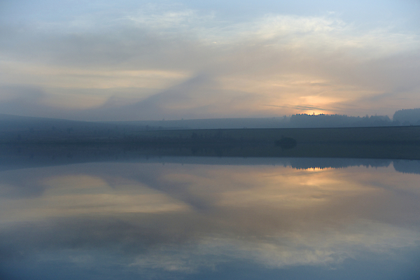 포토 JPG 해외이미지 나무 계절 실루엣 호수 벽 겨울 하늘 사람 사람없음 야외 물 반사 평화 걷기 어둠 침묵 황혼 일몰 거울 추위 안개 시골 저수지 황금 저녁 댐 대칭 뿌연 파스텔톤 수평선 해외포토 자연요소 식물 공공시설 컬러 컨셉 모션 날씨 촬영기법 노을 소리 야간 파일형식 이미지허브