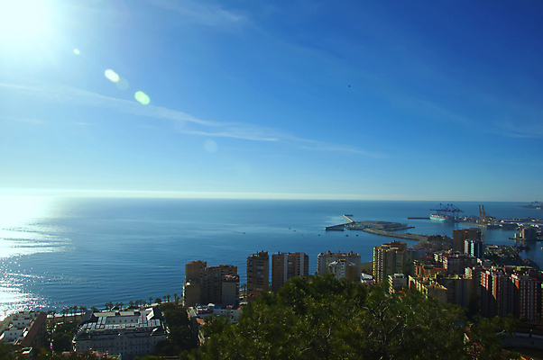 포토 JPG 해외이미지 나무 유럽 바다 섬 여행 하늘색 건축양식 자연 하늘 휴가 휴식 산 주택 사람없음 건물 초록색 물 파란색 빛 컬러풀 태양 마을 맑음 소나무 만 보트 지중해 그리스 순수 휴양지 포트 타운 터키석 파라다이스 해외포토 자연요소 식물 건축물 건축 나라 컬러 컨셉 배_교통 날씨 장소 도시 보석 생태계 파일형식 이미지허브