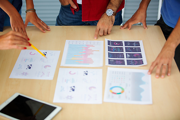 포토 JPG 해외이미지 디자인 응시 행복 유럽 비즈니스 건축양식 사업가 성공 수염 갈색머리 실내 사람 손짓 성인 사람없음 노트북 컴퓨터 사무실 뷰티 작업 직장인 비즈니스맨 비즈니스우먼 그룹 엔지니어 건축가 디자이너 스마트 동료 경영자 공학 인턴 콜라보레이션 브레인스토밍 해외포토 직업 헤어스타일 시선 여자 교육 남자 건축 감정 나라 컨셉 관계 모션 내부 전자제품 기술자 리더 파일형식 이미지허브