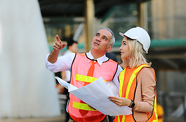 포토 JPG 해외이미지 직업 디자인 남자 산업 컨셉 비즈니스 건축양식 공장 노동자 직장 안전 사람 두명 건물 사무실 도시 업무 비즈니스맨 엔지니어 재산 감독 계획 안전모 헬멧 건축가 디자이너 땅 스케치 상담 그림 경영자 청사진 공학 유지 개발 건축업자 경영 계약자 프로젝트 해외포토 건축물 교육 건축 회사 공업 미술 금융 작업 직장인 기술자 안전장비 보호장비 계약 리더 파일형식 이미지허브