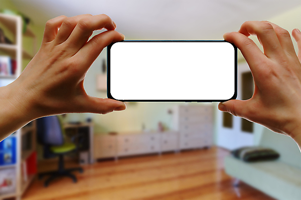 포토 JPG 해외이미지 손 백그라운드 컨셉 모바일 주택 세포 실내 사람 사람없음 스마트폰 핸드폰 카메라 스크린 텔레비전 공백 방 게임 흰색 관찰 잡기 닫기 전화기 스마트 시스템 온라인 동영상 거짓 소셜 제어 목업 카피스페이스 해외포토 컬러 모션 놀이 내부 건물 신체부위 전자제품 스마트기기 파일형식 이미지허브
