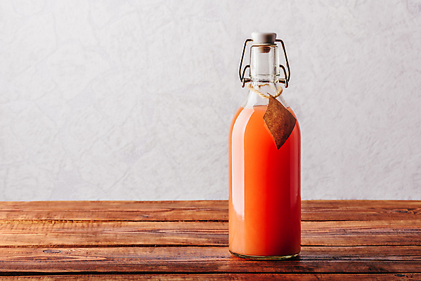 포토 JPG 해외이미지 유리병 실내 사람없음 나무탁자 자몽주스 해외포토 탁자 병_용기 내부 과일주스 파일형식 이미지허브