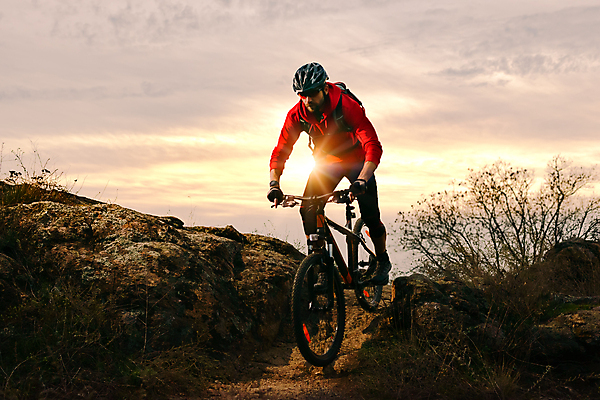 포토 JPG 해외이미지 직업 라이프스타일 남자 스포츠 자국 모션 자연 하늘 산 한명 경사 성인 야외 빨간색 파란색 운동 태양 노란색 자전거 일몰 장비 바퀴 황금 승차 헬멧 언덕 속도 순환 라이더 바이킹 산악자전거 선로 해외포토 자연요소 1 컬러 건강 사람 생활 노을 바이크 보호장비 생태계 파일형식 이미지허브