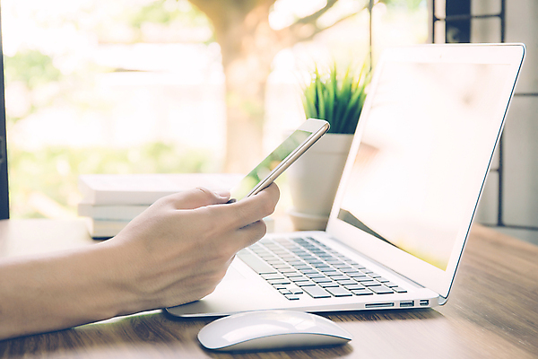 포토 JPG 해외이미지 직업 라이프스타일 손 남자 인터넷 비즈니스 통신 성공 모바일 노동자 주택 직장 실내 사람 성인 사람없음 노트북 스마트폰 핸드폰 컴퓨터 사무실 공책 키보드 업무 비즈니스맨 네트워크 서핑 작업실 종업원 무선전화기 책상 온라인 프로젝트 프리랜서 해외포토 가구 컨셉 회사 문구용품 내부 건물 생활 신체부위 전자제품 스마트기기 수상스포츠 작업 직장인 전화기 파일형식 이미지허브