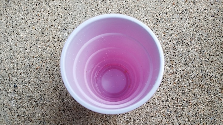 포토 JPG 해외이미지 음료 실내 사람없음 내부 컵 빨간색 물 회색 젖음 마시기 흰색 물방울 원형 플라스틱 시멘트 땅바닥 해외포토 자연요소 도형 식기 컬러 모션 재질 바닥 파일형식 이미지허브