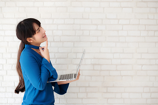 포토 JPG 해외이미지 백인 학생 라이프스타일 여자 아시아 벽 백그라운드 생각 인터넷 비즈니스 통신 아이디어 한명 서기 사람 동양인 노트북 컴퓨터 뷰티 우주 흰색 표현 작업 네트워크 질문 시멘트 의심 고용 배려 콘크리트 프리랜서 힙스터 카피스페이스 해외포토 서양인 직업 1 패션 감정 나라 컬러 컨셉 모션 인종 생활 전자제품 공백 구직 채용 파일형식 이미지허브