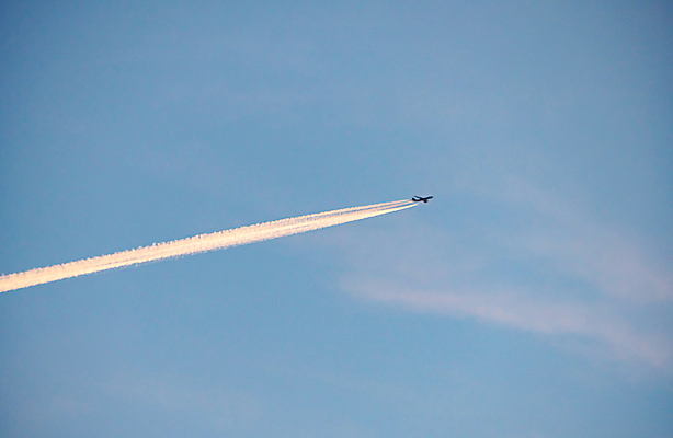 포토 JPG 해외이미지 주간 구름 백그라운드 하늘 비행기 사람없음 야외 파란색 맑음 연기 제트기 비행운 해외포토 자연요소 컬러 항공교통 날씨 대중교통 파일형식 구름_자연 이미지허브