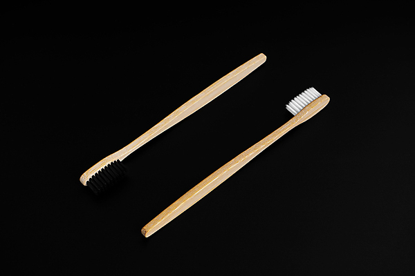 포토 JPG 해외이미지 검은배경 사람없음 칫솔 오브젝트 에코 친환경 에코라이프 위생관리 친환경제품 카피스페이스 대나무칫솔 다회용품 해외포토 라이프스타일 백그라운드 관리 위생용품 환경 검은색 공백 재활용품 파일형식 이미지허브