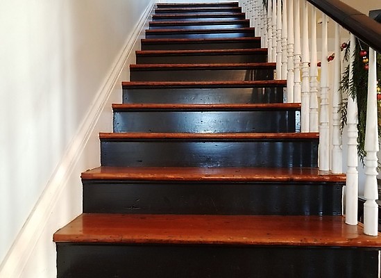 포토 JPG 해외이미지 난간 주택 사람없음 내부 건물 목재 갈색 계단 검은색 흰색 오르기 단계 철책 해외포토 나무 건축물 컬러 재료 모션 파일형식 이미지허브