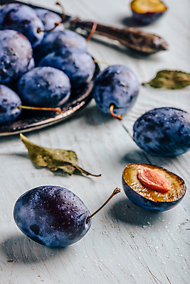 포토 JPG 해외이미지 접시 잎 단면 실내 사람없음 아웃포커스 슬라이스 서양자두 나무배경 해외포토 식물 식기 백그라운드 촬영기법 내부 파일형식 이미지허브
