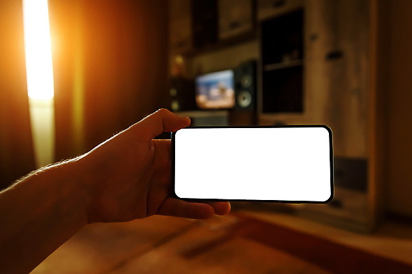 포토 JPG 해외이미지 손 백그라운드 컨셉 모바일 주택 세포 실내 사람 사람없음 스마트폰 핸드폰 카메라 스크린 텔레비전 공백 방 게임 흰색 관찰 잡기 닫기 전화기 스마트 시스템 온라인 동영상 거짓 소셜 제어 목업 카피스페이스 해외포토 컬러 모션 놀이 내부 건물 신체부위 전자제품 스마트기기 파일형식 이미지허브