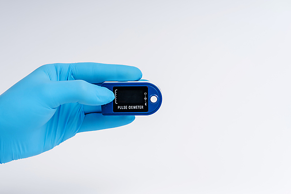 포토 JPG 해외이미지 손 장갑 실내 들기 신체부위 흰배경 보여주기 라텍스 측정기 산소포화도측정기 해외포토 잡화 백그라운드 모션 사람 내부 기계 흰색 파일형식 이미지허브