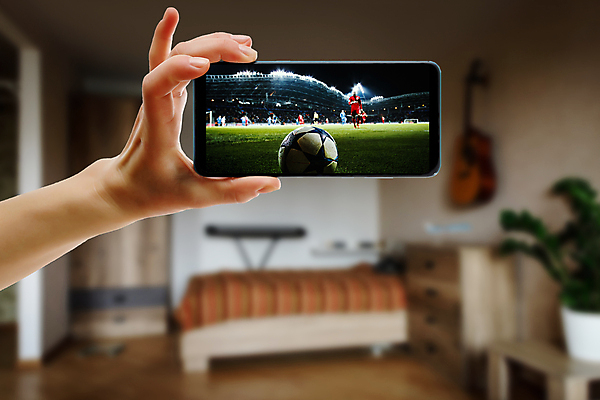 포토 JPG 해외이미지 손 남자 스포츠 모바일 주택 세포 사람 앉기 경기 사람없음 내부 스마트폰 핸드폰 스크린 축구 텔레비전 경기장 방 게임 관찰 네트워크 부채 개울 그룹 어플리케이션 저녁 손목시계 방송 멀리 온라인 리빙 동영상 무료 채널 생존 해외포토 시계 장신구 스포츠시설 모션 놀이 건물 신체부위 전자제품 스마트기기 강 구기 야간 파일형식 이미지허브