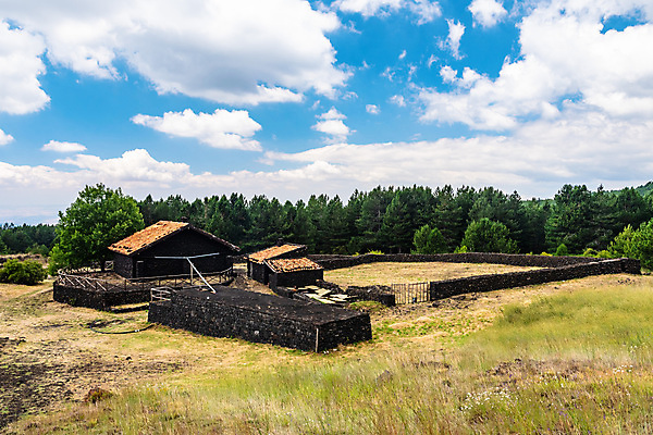 포토 JPG 해외이미지 공원 유럽 자연 산 파노라마 사람없음 물 검은색 이탈리아 트래킹 하이킹 흐름 오두막 폭발 지중해 언덕 화산 장면 분화구 용암 내추럴 전국 절정 지질학 해외포토 자연요소 공공시설 교육 나라 바다 컬러 컨셉 레저 촬영기법 생태계 파일형식 이미지허브
