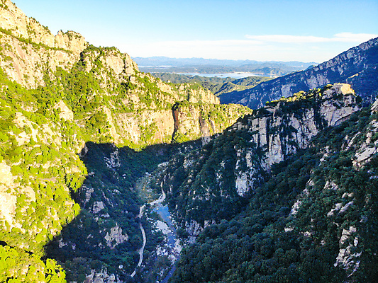 포토 JPG 해외이미지 구름 공원 지구 호수 여행 자연 하늘 산 땋은머리 파노라마 동양인 풍경 사람없음 야외 물 파란색 여행객 계곡 중국 산책 시골 저수지 신선 소나무 숲 땅 언덕 즐거움 오르기 장면 베이징 암초 절정 조감도 해외포토 자연요소 나무 헤어스타일 공공시설 감정 아시아 컬러 모션 휴식 촬영기법 사람 인종 생태계 파일형식 이미지허브