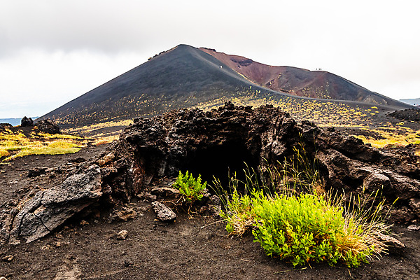 포토 JPG 해외이미지 구름 공원 꽃 유럽 백그라운드 자연 하늘 산 파노라마 풍경 사람없음 검은색 이탈리아 하이킹 흐름 바위 정상 폭발 지중해 언덕 화산 장면 분화구 용암 내추럴 재 전국 절정 지질학 해외포토 자연요소 식물 공공시설 교육 나라 바다 컬러 컨셉 레저 촬영기법 돌_바위 생태계 파일형식 이미지허브