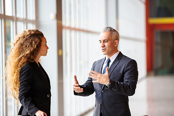 포토 JPG 해외이미지 백인 직업 여행 유니폼 가방 비즈니스 사업가 교통시설 성공 비행기 사람 정장 성인 두명 여행객 걷기 여행가방 산책 짐 도시 비즈니스맨 비즈니스우먼 복도 고급 헬리콥터 공항 도착 동료 출발 출퇴근 상업 승객 경영 수하물 터미널 해외포토 서양인 잡화 옷 여자 남자 교통 컨셉 관계 항공교통 모션 휴식 대중교통 직장인 시설 파일형식 이미지허브