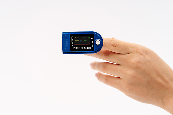 포토 JPG 해외이미지 손 실내 손짓 신체부위 측정 흰배경 끼우기 측정기 산소포화도측정기 해외포토 백그라운드 모션 사람 내부 기계 흰색 파일형식 이미지허브
