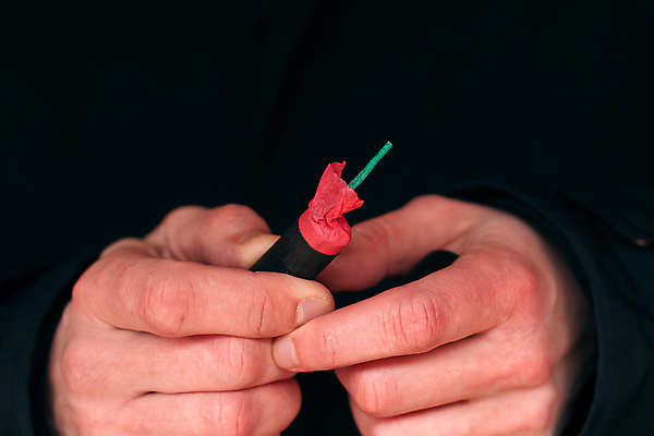 포토 JPG 해외이미지 1 전통 손 남자 불 불꽃 새로움 새해 기념 폭죽 한명 야외 크래커 검은색 중국 힘 소리 잡기 균열 12월 폭발물 폭탄 가루 연도 싱글 시끄러움 파열 다이너마이트 심지 해외포토 자연요소 아시아 무기 컬러 컨셉 모션 사람 신체부위 쿠키 날짜 파일형식 이미지허브