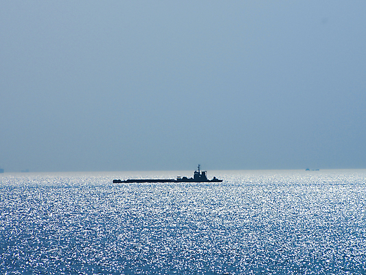 포토 JPG 해외이미지 산업 교통수단 바다 여행 비즈니스 교통시설 하늘 낚시 날씨 항해 사람없음 야외 가로 물 여름 파란색 하이앵글 글로벌 태양 항구 글로벌비즈니스 황혼 봄 거래 화물 보트 컨테이너 함선 물류 세금 수평선 카피스페이스 해외포토 자연요소 계절 뷰포인트 컬러 교통 배_교통 레저 일몰 공백 운송업 시설 파일형식 이미지허브