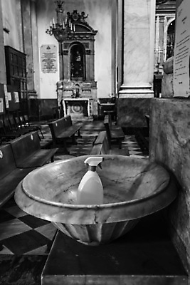 포토 JPG 해외이미지 손 기독교 종교 실내 건강 병원 안전 사람없음 건물 물 약 성당 교회 기도 액체 바이러스 축복 보호 위생 빨래 심볼 예방 감염 신성 펌프 돌봄 세례 신앙심 위생관리 전염병 해외포토 자연요소 건축물 컨셉 가사 의학 종교건축 모션 관리 내부 신체부위 질병 파일형식 이미지허브