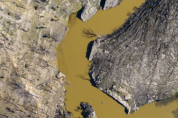 포토 JPG 해외이미지 나무 도로 호수 자연 불 산 안테나 풍경 사람없음 야외 초록색 물 여름 갈색 환경 계곡 검은색 저수지 호주 숲 댐 땅 트랙 암초 드론 해외포토 자연요소 식물 계절 공공시설 길 컬러 통신 교통시설 오세아니아 생태계 파일형식 이미지허브