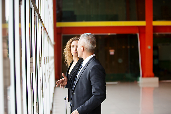 포토 JPG 해외이미지 백인 직업 여행 유니폼 가방 비즈니스 사업가 교통시설 성공 비행기 사람 정장 성인 두명 여행객 걷기 여행가방 산책 짐 도시 비즈니스맨 비즈니스우먼 복도 고급 헬리콥터 공항 도착 동료 출발 출퇴근 상업 승객 경영 수하물 터미널 해외포토 서양인 잡화 옷 여자 남자 교통 컨셉 관계 항공교통 모션 휴식 대중교통 직장인 시설 파일형식 이미지허브