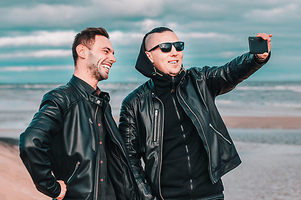 포토 JPG 해외이미지 백인 라이프스타일 남자 행복 여행 포즈 2 인터넷 통신 자연 한명 미소 성인 야외 친구 스마트폰 선글라스 카메라 디지털 검은색 블로거 힙스터 해외포토 서양인 1 패션 감정 안경 컬러 관계 표정 사람 생활 전자제품 핸드폰 스마트기기 생태계 파일형식 이미지허브