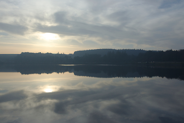 포토 JPG 해외이미지 나무 계절 공원 호수 겨울 자동차 자연 하늘 날씨 국립공원 사람없음 야외 물 태양 반사 환경 침묵 일몰 거울 시골 저수지 숲 멀리 내추럴 대칭 수평선 해외포토 자연요소 식물 공공시설 육상교통 노을 소리 생태계 파일형식 이미지허브