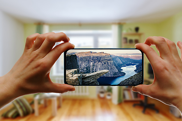 포토 JPG 해외이미지 라이프스타일 손 남자 행복 여행 백그라운드 자연 모바일 설계 산 주택 노르웨이 사람 사람없음 야외 파란색 스마트폰 핸드폰 스크린 방 하이킹 자유 정보 관찰 잡기 네트워크 혀 스마트 보여주기 온라인 스칸디나비아 사용자 해외포토 감정 유럽 컬러 컨셉 모션 레저 건물 생활 신체부위 전자제품 스마트기기 입 생태계 파일형식 이미지허브