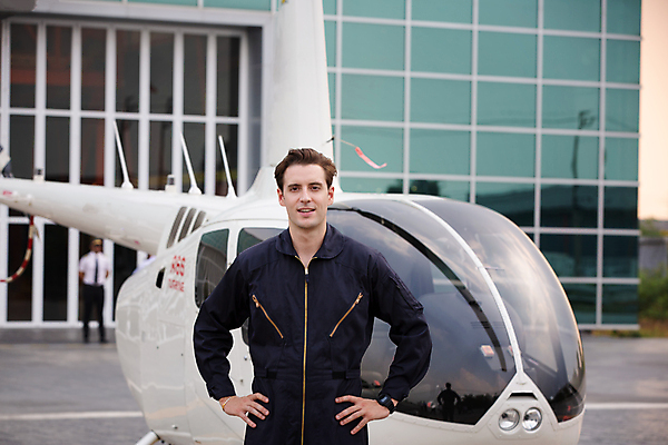 포토 JPG 해외이미지 직업 행복 여행 비즈니스 교통시설 자동차 하늘 비행기 기술 한명 서기 미소 사람 정장 야외 업무 비즈니스맨 엔지니어 헬리콥터 공항 파일럿 항공 엔진 공학 유지 조립 경영 대패 해외포토 1 옷 교육 남자 감정 육상교통 교통 항공교통 모션 대중교통 표정 작업 직장인 기술자 시설 파일형식 이미지허브