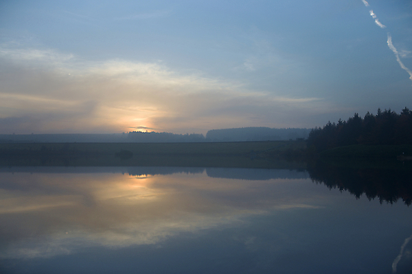 포토 JPG 해외이미지 나무 계절 호수 벽 겨울 자국 하늘 비행기 사람없음 야외 물 반사 평화 침묵 황혼 일몰 거울 추위 안개 시골 저수지 황금 숲 댐 침엽수 대칭 뿌연 파스텔톤 수평선 해외포토 자연요소 식물 공공시설 컬러 컨셉 항공교통 날씨 대중교통 노을 소리 파일형식 이미지허브