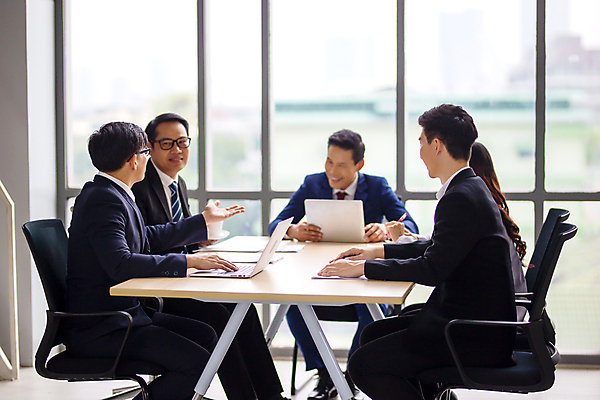 포토 JPG 해외이미지 백인 직업 남자 행복 컨셉 비즈니스 사업가 통신 성공 회의 협력 미소 사람 여러명 금융 노트북 컴퓨터 사무실 업무 작업 비즈니스맨 비즈니스우먼 그룹 토론 책상 동료 경영자 문서 경영 브레인스토밍 해외포토 서양인 여자 감정 가구 다수 관계 표정 경제 전자제품 직장인 리더 파일형식 이미지허브