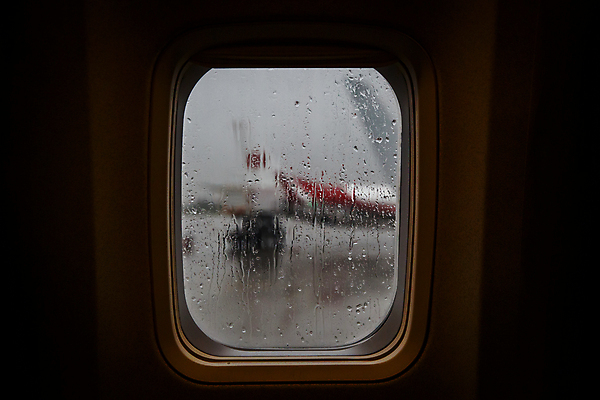 포토 JPG 해외이미지 템플릿 디자인 응시 리플렛 여행 컨셉 날개 창문 하늘 날씨 휴가 비행기 프레임 실내 안테나 사람없음 내부 옆모습 어둠 흰색 공항 야간 번개 항공 대문 상업 장면 승객 폭풍 지연 대패 허리케인 해외포토 자연요소 시선 뷰포인트 컬러 통신 항공교통 교통시설 대중교통 문 자연재해 파일형식 이미지허브