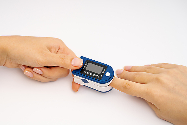 포토 JPG 해외이미지 손 실내 신체부위 잡기 측정 흰배경 끼우기 넣기 측정기 산소포화도측정기 해외포토 백그라운드 모션 사람 내부 기계 흰색 파일형식 이미지허브