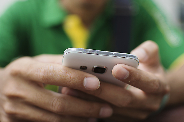 포토 JPG 해외이미지 손 여자 백그라운드 인터넷 비즈니스 텍스트 통신 모바일 세포 사람 사람없음 야외 스마트폰 핸드폰 스크린 터치 흰색 잡기 메시지 연결 전화기 스마트 해외포토 컬러 컨셉 모션 신체부위 전자제품 스마트기기 파일형식 이미지허브