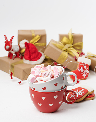 포토 JPG 해외이미지 전통 음료 음식 크리스마스 겨울 탁자 아침 휴가 디저트 새로움 기념 따뜻함 사탕 선물 사람없음 장식 컵 빨간색 세트 쿠키 초콜릿 축제 카페 머그컵 흰색 축하 뜨거움 달콤 아침식사 12월 연도 코코아 마시멜로우 카카오 안락 해외포토 주간 식기 계절 기념일 컬러 가구 컨셉 상점 식사 날짜 맛 파일형식 이미지허브