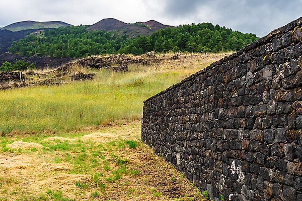 포토 JPG 해외이미지 구름 공원 꽃 유럽 백그라운드 자연 하늘 산 파노라마 풍경 사람없음 검은색 이탈리아 하이킹 흐름 바위 정상 폭발 지중해 언덕 화산 장면 분화구 용암 내추럴 재 전국 절정 지질학 해외포토 자연요소 식물 공공시설 교육 나라 바다 컬러 컨셉 레저 촬영기법 돌_바위 생태계 파일형식 이미지허브