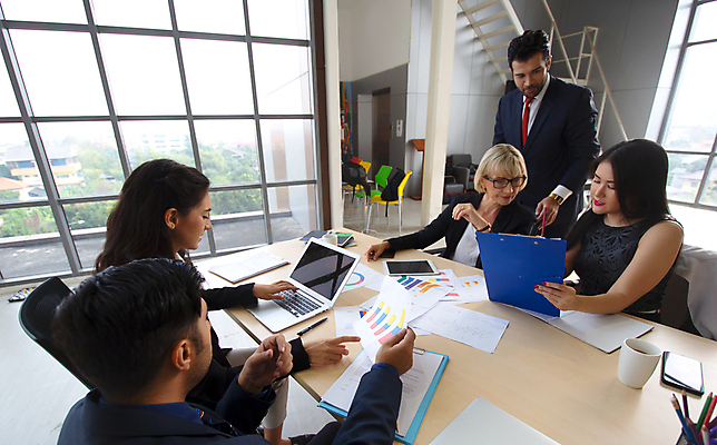 포토 JPG 해외이미지 백인 직업 여자 남자 비즈니스 사업가 통신 회의 협력 설계 직장 실내 대화 설명 사람 앉기 여러명 노트북 사무실 업무 작업 직장인 비즈니스맨 비즈니스우먼 발표 그룹 계획 토론 동료 다민족 경영 지원 통일 콜라보레이션 브레인스토밍 해외포토 서양인 다수 컨셉 회사 관계 모션 말하기 내부 전자제품 파일형식 이미지허브