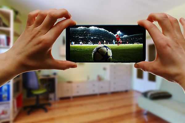 포토 JPG 해외이미지 손 남자 스포츠 모바일 주택 세포 사람 앉기 경기 사람없음 내부 스마트폰 핸드폰 스크린 축구 텔레비전 경기장 방 게임 관찰 네트워크 부채 개울 그룹 어플리케이션 저녁 손목시계 방송 멀리 온라인 리빙 동영상 무료 채널 생존 해외포토 시계 장신구 스포츠시설 모션 놀이 건물 신체부위 전자제품 스마트기기 강 구기 야간 파일형식 이미지허브