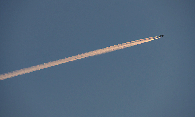 포토 JPG 해외이미지 주간 구름 백그라운드 하늘 비행기 사람없음 야외 파란색 맑음 연기 제트기 비행운 해외포토 자연요소 컬러 항공교통 날씨 대중교통 파일형식 구름_자연 이미지허브