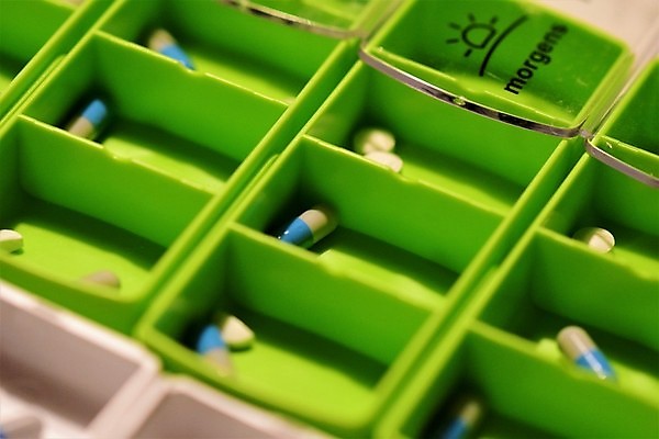 포토 JPG 해외이미지 건강 사람없음 초록색 파란색 상자 알약 약 고통 흰색 입 닫기 질병 약국 준비 예방 처방 안심 돌봄 복용 진통제 해외포토 감정 컬러 의학 모션 육류 신체부위 파일형식 이미지허브