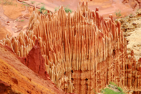 포토 JPG 해외이미지 여행 아프리카 자연 사람없음 빨간색 초록색 골짜기 암석 크루즈 즐거움 사암 내추럴 마다가스카르 지질학 해외포토 교육 감정 나라 컬러 배_교통 돌_바위 생태계 파일형식 이미지허브
