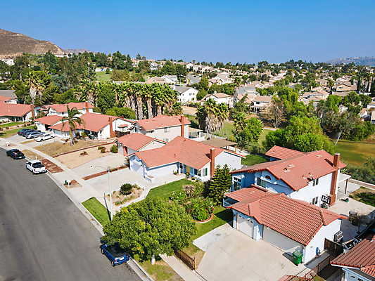 포토 JPG 해외이미지 도로 자연 하늘 지붕 부동산 주택 손바닥 잔디 사람없음 야외 파란색 미국 고요 펼침 도시 사회 재산 빌라 조경 캘리포니아 지역 커뮤니티 이웃 대출 개발 교외 똑같은 조감도 진짜 비용 해외포토 식물 손 길 컬러 북아메리카 교통시설 모션 건물 금융 경제 생태계 공동체 파일형식 이미지허브