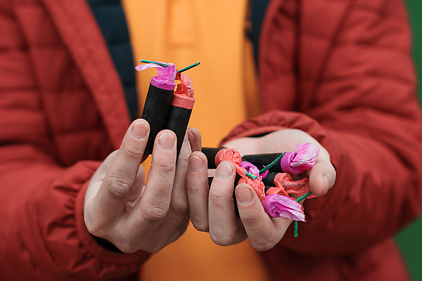 포토 JPG 해외이미지 손 크리스마스 불 새해 폭죽 불꽃놀이 한명 야외 크래커 힘 소리 축하 잡기 균열 12월 폭발물 가루 시끄러움 파열 심지 해외포토 자연요소 1 기념일 무기 컨셉 모션 놀이 사람 신체부위 쿠키 날짜 파일형식 이미지허브